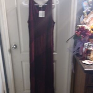 Elegant Sleeveless Maxi Dress in Burgundy